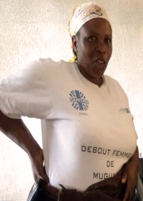″Nyaba trois″, la mère de trois jumeaux, avec son -shirt ″Debout femme de Mugunga″, est conseillère au Programme Violences Sexuelles de Caritas Goma. Credit: Caritas Congo