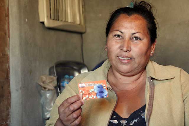 Electronic purses containing 600 pesos per month were delivered to each of the 725 affected families, so that they could decide what they needed most and directly buy goods from the supermarket, with the only restriction that the purse may not be used to buy tobacco or alcoholic beverages. Photo by Caritas Mexico