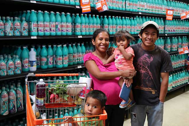 Another family benefitted from electronic purse . Photo by Caritas Mexico