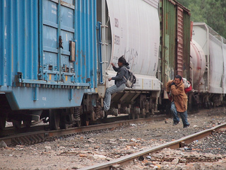 Trains are the main means of transport used by migrants from Central America to cross Mexico and reach the border with the United States. But climbing onto their roofs or perching between two rail cars is a dangerous undertaking. Credits: Worms/Caritas