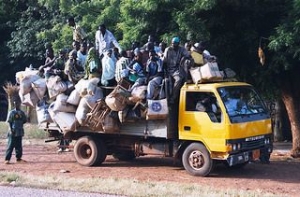Un camion ramasse les voyageurs le long d'une route dans le sud-ouest du Niger. Credit: Commons