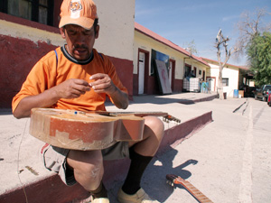 Luis Enrique has been working for over an hour on patching up the two guitars that madre Guadalupe brought him at Belen, the migrants reception home in Saltillo, North Mexico. Credits: Worms/Caritas