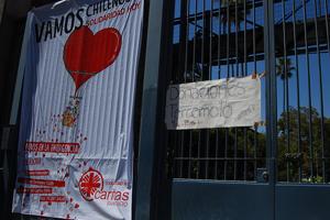 A sign outside Sacrados Corazones de Alameida School in Santiago, 4 March 2010, saying that donations for earthquake victims are welcome. Credits: Caritas/Andreas Lexer