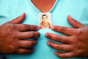 Martha Julia Lopez holds a picture of her dead husband, Seriseo Munoz, close to her heart. Seriseo (50), was shot dead last year when gunmen, hired by a rich landowner, opened fire on a group of farmers as they worked in a land dispute. Credits: David Stephenson/Trócaire