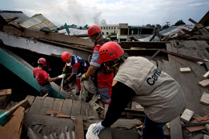 Caritas Mexico’s search and rescue team digs for earthquake survivors in Haiti. Credits: Katie Orlinsky/Caritas