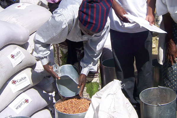 Families receive a one-month ration of maize, sugar beans and vegetable oil. Caritas is providing food to 3000 families – 15,000 people – in Gweru diocese. It is hoping to provide food to 14,000 families – or 70,000 people - across Zimbabwe for six months. Credits: Cibambo/Caritas
