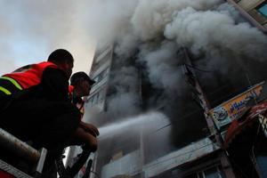 Palestinian firefighters try to extinguish a fire after an Israeli air strike, witnessed by a Reuters journalist, on a floor in a building that also houses international media offices in Gaza City November 19, 2012. An Islamic Jihad local commander was killed on Monday in an Israeli air strike on a tower block that houses many international media, a source in the militant group said. Credits: REUTERS/Suhaib Salem courtesy of alertnet.org