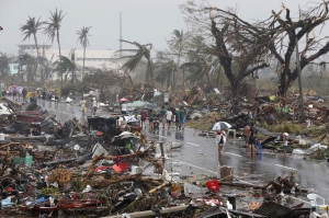 Les résidents traversent une route jonchée de débris après que le super-typhon Haiyan a frappé la ville de Tacloban, au centre des Philippines, 10 novembre. Photo Reuters/Erik De Castro, avec l’aimable autorisation de Trust.org
