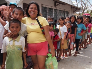 Vilma and children at a Caritas Cebu food distribution in San Remigio. Credit: Ryan Worms/Caritas