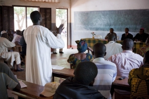Un musulmán habla durante una reunión con los líderes religiosos en Bangassou. Foto de Matthieu Alexandre para Caritas Internationalis.