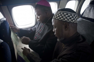 El Arzobispo Dieudonné Nzapalainga y el Imán Kobine Layama en un vuelo a Bangassou. Foto por Matthieu Alexandre/Caritas Internationalis