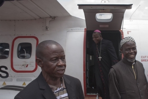 El arzobispo de Bangui, Dieudonne Nzapalainga (C), flanqueado por el Imán Kobine Layama (D) y el Pastor Franco Mbaye-Bondoi. Foto de Matthieu Alexandre para Caritas Internationalis.