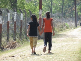 En los pueblos del área de Sanoshree, en el distrito de Bardiya del oeste de Nepal, niñas y mujeres empobrecidas son vulnerables a ofertas de empleo fraudulentas y a la trata de personas. Crédito: Laura Sheahen/Cáritas