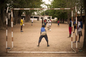 Bota derecha: Compartiendo esperanza y un par de botas de fútbol en África Central. Crédito: Mattthieu Alexandre/Caritas