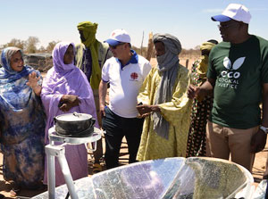 Les cuisinières solaires sont bien plus rapides que les modes de cuisine traditionnels. Le riz, les haricots et la nourriture grillée peuvent être prêts en à peine 30-40 minutes. Photo: Caritas