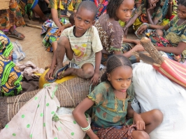 Des enfants à Yaloké, en République centrafricaine,  vivent dans des conditions inhumaines. Photo: Caritas CAR