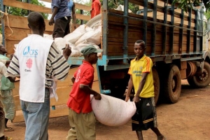 Cáritas reparte comida y otros artículos de auxilio por la República Centroafricana.  Foto de Kim Pozniak/CRS