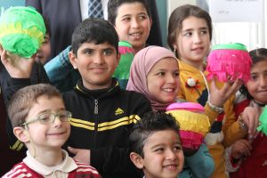 Caritas tiene como objetivo facilitar un medio ambiente normal para que los niños sirios aprendan. Foto de Caritas Jordania.
