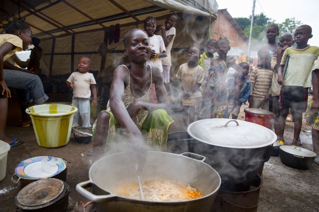 Caritas Bangui is providing food for hot meals for people who have fled the violence. Arie Kievit/CORDAID