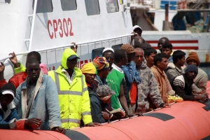 Des migrants d’Afrique du nord appréhendés au large des côtes italiennes. Photo de Caritas.