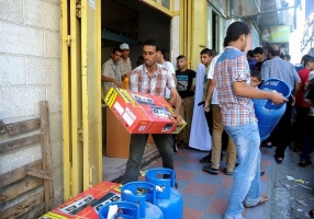 CRS began distributing aid to families whose homes had been totally destroyed during a ceasefire. Photo by Jennifer Hardy/Catholic Relief Services