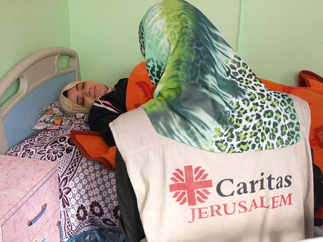 Depuis les actions militaires de 2012, l’équipe de Caritas Jérusalem effectue à Gaza des visites à domicile. Elle fournit des soins médicaux et des traitements à travers une clinique mobile et un dispensaire. Photo: Caritas Jérusalem