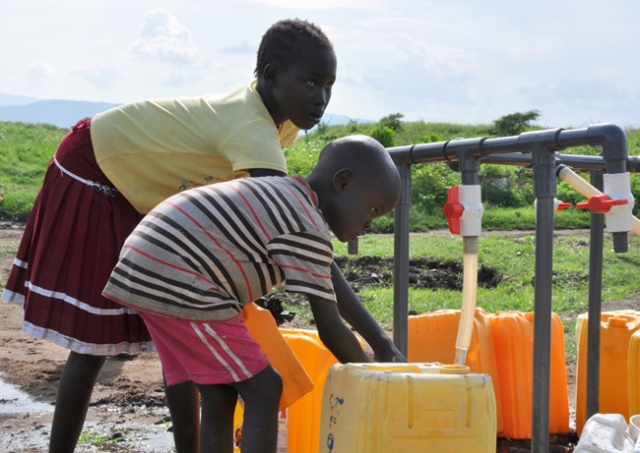 Caritas Suisse, en partenariat avec le Diocèse de Torit, a installé un système d’eau d’une capacité de 10 000 litres pour fournir de l’eau traitée aux familles. Photo: Thomas Longa, Caritas South Sudan