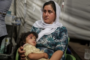 A Yazidi woman and her injured child. Hundreds of thousands of religious minorities including Christians and Yazidis have fled extremists in Iraq. Sam Tarling for Caritas