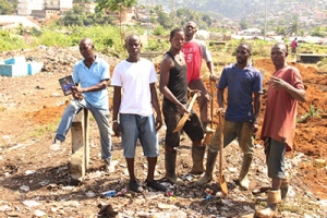 CRS a fourni des fonds pour aider à réhabiliter ce cimetière à Freetown, en Sierra Leone, où les fossoyeurs creusent plus de 40 tombes par jour. 