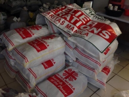Des biens de secours prêts à être distribués à Borongan, Samar.