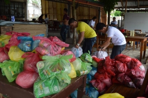 Volunteers in capiz prepare food as Typhoon Hagiput hits the Philippines. Credit: Caritas Philippines 