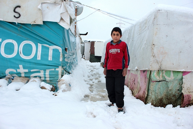 Les enfants réfugiés syriens sont restés sans chaussures ni vêtements adéquats.