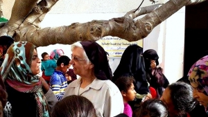 Sœur Bridget Tighe dans un centre Caritas à Gaza.(source : Caritas)