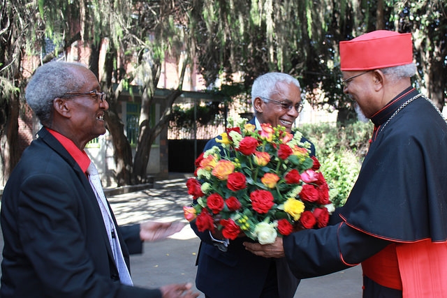 Le Cardinal Berhaneyesus Demerew Souraphiel, Archevêque d’Addis Abeba, et le Capitaine Tessema, l’homme qui l’a emprisonné. Crédit: ECS