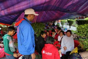 Le personnel de Caritas Népal disent les secours immédiats, la nourriture et des abris temporaires sont les priorités