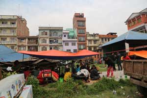 Personas que permanecen en un espacio público al aire libre en Patan, Katmandú.