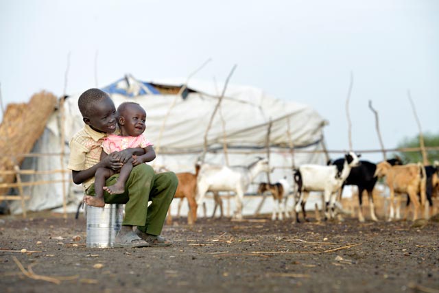 Un garçon berce sa petite soeur dans un camps de personnes déplacées à Agok, au Soudan du Sud. Des dizaines de milliers de résidents à Abyei, une région contestée à la frontière entre le Soudan et le Soudan du Sud, se sont installés provisoirement à Agok.