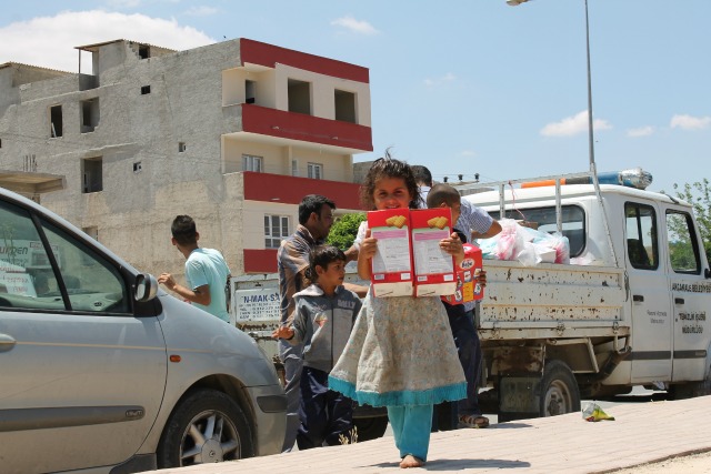L’aide comprend des langes, des serviettes hygiéniques, des serviettes, du lait et de la nourriture pour bébé. Crédit : Caritas Turquie