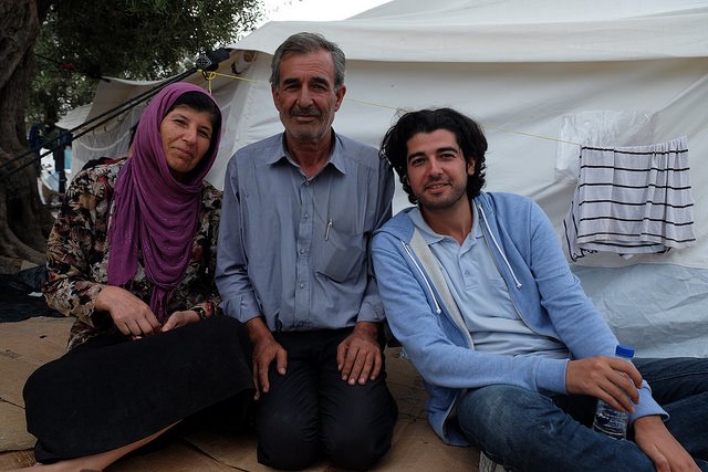Shiar con su mamá y papá en el campo de refugiados de tránsito Kara Tepe en Lesbos. Crédito: Patrick Nicholson / Caritas