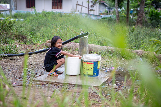 Dans un village de l’île de Leyte, Caritas a fourni un nouveau système de distribution d’eau. Photo de Lukasz Cholewiak/Caritas.