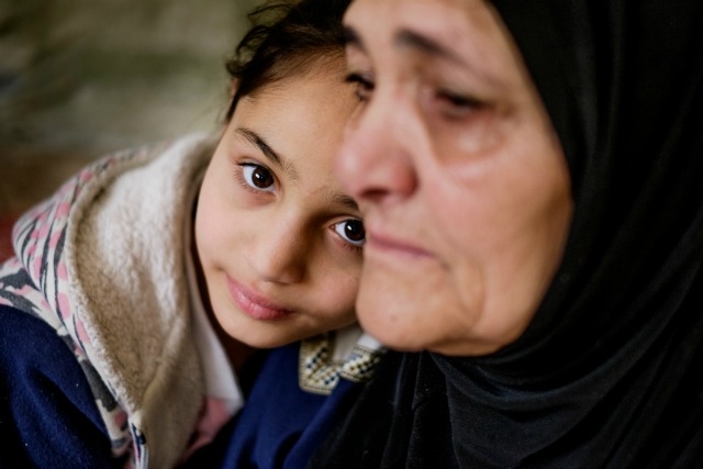  Horia, 73 años de Homs, Siria, vive con su hija discapacitada y nietos en Jordania. Crédito: Isabel Corthier / Caritas Bélgica