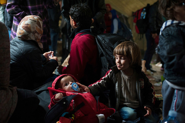 Des cousins syriens attendent dans une tente à Vasariste, un point d’aide pour les réfugiés dans la ville frontalière serbe de Kanjiza. De là, les réfugiés prendront un bus pour la Hongrie. Photos de Kira Horvath (Catholic Relief Services)