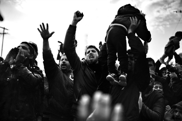 Les tensions montent à Idomeni. Photo de Maurizio Gjivovich