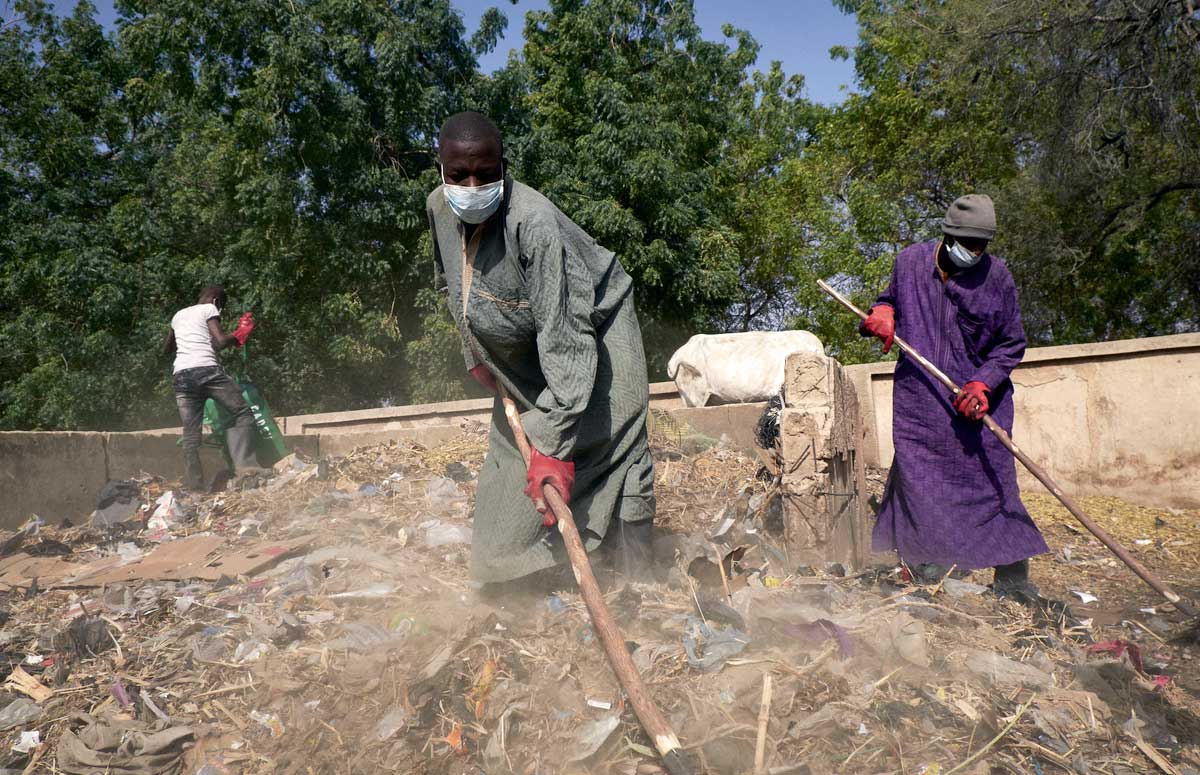Des adolescents et des jeunes hommes récoltent des ordures dans le cadre d’un programme d’activité communautaire de Caritas dans la ville de Diffa, au Niger, le 12 février 2016. Photo de Sam Phelps / Caritas