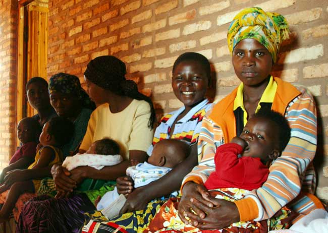 Epiphanie et Josiane dans le nord du Rwanda sont tous deux séropositifs, mais à cause du traitement prophylactique fourni par le consortium AIDSRelief, leurs enfants sont exempts de virus. Photo par Helen Blakesley / CRS.