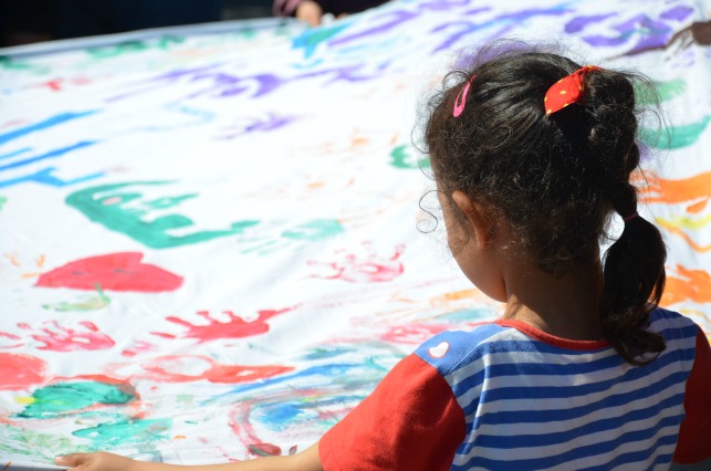 Making a banner for Pope Francis at the Caritas hotel for refugees and migrants. Credit: Caritas Hellas.