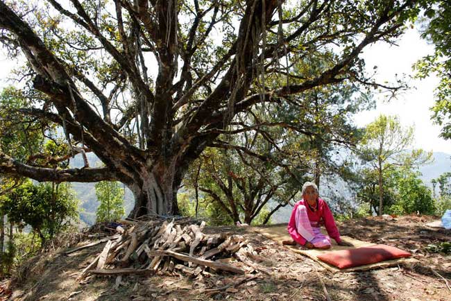 Thiramaya Gharti Chhetri, 103 sobrevivieron dos terremotos que afectaron a Nepal en 2015 y uno en 1934. Su casa fue destruida y ella recibió la ayuda de Cáritas. Foto de Matthieu Alexandre / Caritas