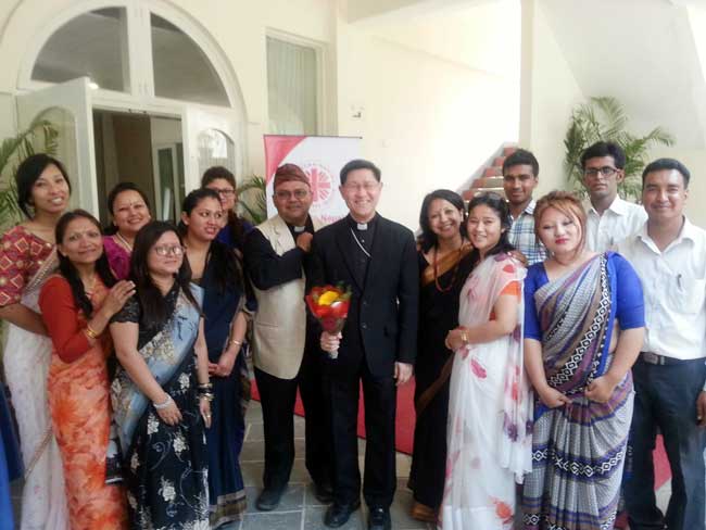 Cardinal Tagle et le personnel de Caritas Népal.