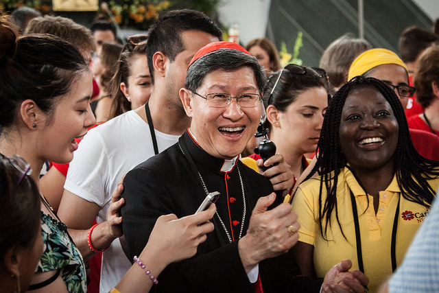 En la JMJ en Cracovia, Polonia, el cardenal Luis Tagle se reúne con #YoungCaritas para discutir la energía, el entusiasmo y el espíritu de aventura que les motiva. Foto por Caritas Polonia