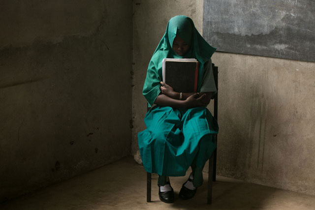 Des filles-mères, victimes d’un mariage précoce en raison du système de la dot, ou de tout autre type de traite, bénéficient d’une seconde chance, scolarisées à l’école primaire de Mkaomoto, à Msabaha, au Kenya. Photo: Philip Lambne, CRS.